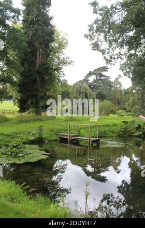 Stagno in terreni formali di Sezincote casa, Cotswolds Foto Stock