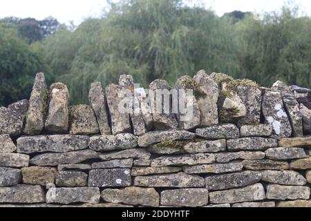 Tradizionale Cotswold secco pareti in pietra a Bourton sulla collina Foto Stock