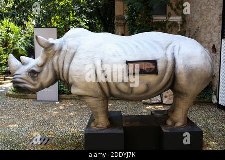 Italia, Brescia - 26 giugno 2019: Animali Countdown, la mostra dello scultore Stefano BOMBARDIERI nel giardino di Palazzo Martinengo, raffigura l'endange Foto Stock