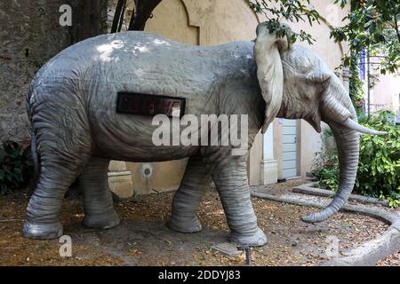 Italia, Brescia - 26 giugno 2019: Animali Countdown, la mostra dello scultore Stefano BOMBARDIERI nel giardino di Palazzo Martinengo, raffigura l'endange Foto Stock