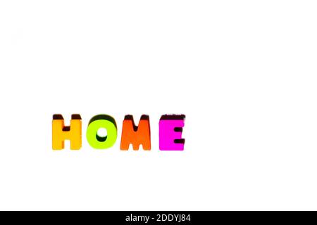 Home parola testo iscrizione di legno dipinta lettere colorate su sfondo bianco con ombre, nativo accogliente, grazioso luogo privato e spazio in cui vivere Foto Stock