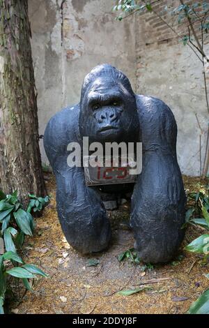 Italia, Brescia - 26 giugno 2019: Animali Countdown, la mostra dello scultore Stefano BOMBARDIERI nel giardino di Palazzo Martinengo, raffigura l'endange Foto Stock