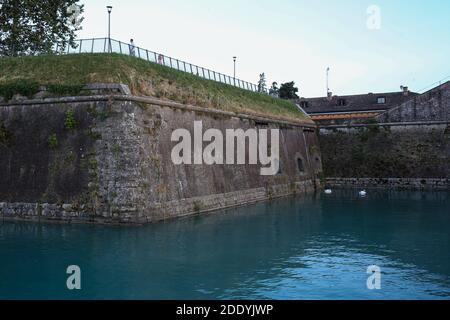 Italia, Peschiera del Garda: Porta Verona. Una ristrutturazione delle antiche fortificazioni veneziane che circondano la città, ora patrimonio dell'umanità dell'UNESCO Foto Stock