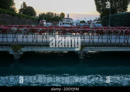 Italia, Peschiera del Garda -28 luglio 2019 canale di mezzo vista dal ponte dei Voltoni Foto Stock