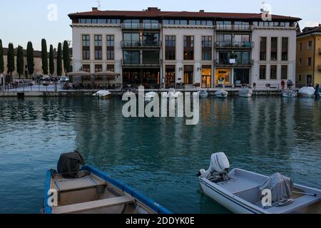 Italia, Peschiera del Garda -28 luglio 2019 canale di mezzo vista dal ponte dei Voltoni Foto Stock