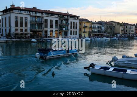 Italia, Peschiera del Garda -28 luglio 2019 canale di mezzo vista dal ponte dei Voltoni Foto Stock