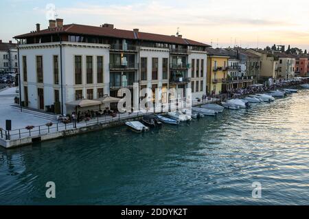 Italia, Peschiera del Garda -28 luglio 2019 canale di mezzo vista dal ponte dei Voltoni Foto Stock