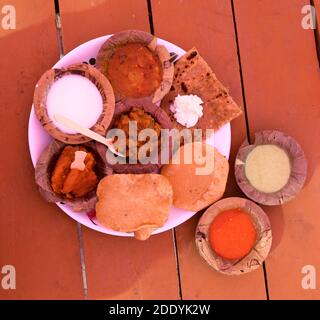 Vari tipi di cibo indiano villaggio serviti in un ristorante In India Foto Stock