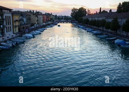 Italia, Peschiera del Garda -28 luglio 2019 canale di mezzo vista dal ponte dei Voltoni Foto Stock