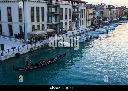 Italia, Peschiera del Garda -28 luglio 2019 canale di mezzo vista dal ponte dei Voltoni Foto Stock