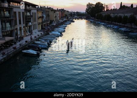 Italia, Peschiera del Garda -28 luglio 2019 canale di mezzo vista dal ponte dei Voltoni Foto Stock