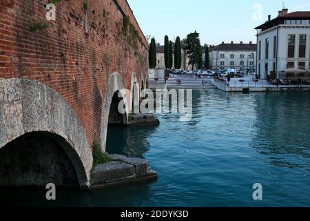 Italia, Peschiera del Garda -28 luglio 2019 canale di mezzo vista dal ponte dei Voltoni Foto Stock