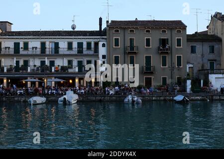 Italia, Peschiera del Garda -28 luglio 2019 canale di mezzo vista dal ponte dei Voltoni Foto Stock