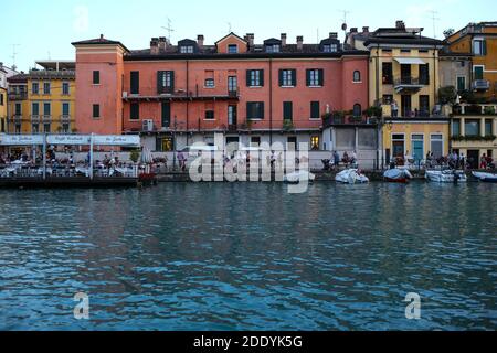 Italia, Peschiera del Garda -28 luglio 2019 canale di mezzo vista dal ponte dei Voltoni Foto Stock