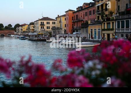 Italia, Peschiera del Garda -28 luglio 2019 canale di mezzo vista dal ponte dei Voltoni Foto Stock