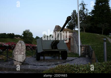 Italia, Peschiera del Garda - 28 luglio 2020: Porta Brescia, il cannone simbolo della memoria dei caduti e dei dispersi sparatori di tutte le guerre Foto Stock