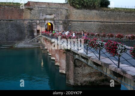 Italia, Peschiera del Garda: Il ponte e porta Brescia in serata Foto Stock