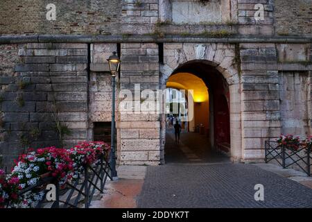 Italia, Peschiera del Garda: Il ponte e porta Brescia in serata Foto Stock