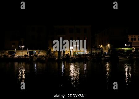 Italia, Peschiera del Garda - 28 luglio 2019: Canale di mezzo di notte, vista dal ponte dei Voltoni Foto Stock