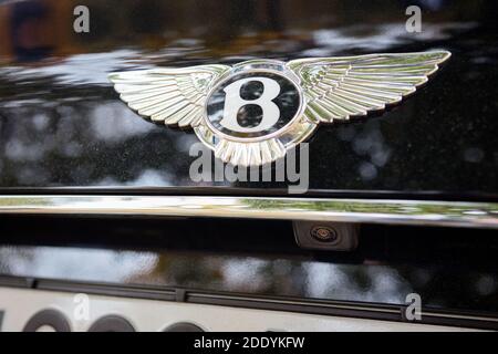 BERLINO, GERMANIA - OTTOBRE 2020: Bentley Bentayga Hybrid SUV telecamera per auto di lusso vista posteriore closeup parcheggio assistito. Concetto di sicurezza durante la guida Foto Stock