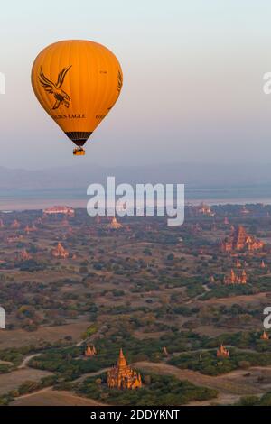 Mongolfiera Volare sopra i templi a Bagan all'alba, Myanmar (Birmania), l'Asia in febbraio - presi dall'aria in mongolfiera Foto Stock