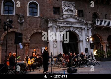 Italia, Verona - 02 luglio 2020: Piazza dei Signori - piazza della città di Verona Foto Stock