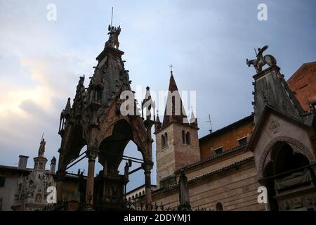 Italia, Verona: Le Tombe Scaligero (Arche Scaligere), monumenti funerari gotici di Verona che celebrano la famiglia Scaligero Foto Stock