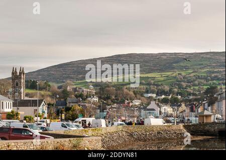 Bantry, West Cork, Irlanda. 27 Nov 2020. Dopo che il Met Eireann Yellow Fog Warning si è alzato in tarda mattinata, il sole ha fatto un'apparizione sul mercato del venerdì di Bantry, che era ben frequentato sia dai commercianti che dagli acquirenti. Credit: AG News/Alamy Live News Foto Stock