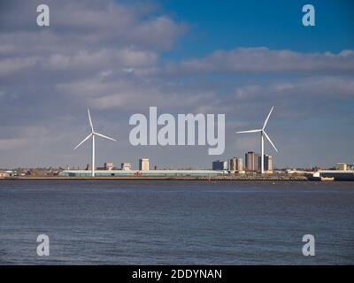 Due turbine eoliche onshore sulla riva nord del fiume Mersey a Liverpool, nel nord-ovest del Regno Unito. Una giornata di sole in autunno. Foto Stock