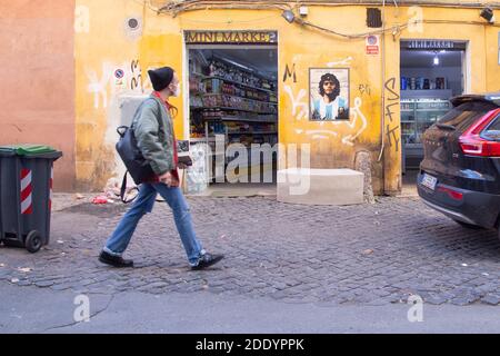 Roma, Italia. 26 Nov 2020. Murale nel quartiere Trastevere di Roma, creato dal streetartista Harrygreb, dedicato a Diego Armando Maradona. (Foto di Matteo Nardone/Pacific Press/Sipa USA) Credit: Sipa USA/Alamy Live News Foto Stock