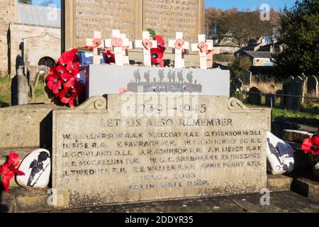 Primo piano del memoriale di guerra a Stanhope con i nomi di coloro che sono stati uccisi nella seconda guerra e conflitti in Iraq, Co. Durham, Inghilterra, Regno Unito Foto Stock