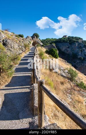 Percorso che sale fino al punto di vista del Ventano del Diablo nella montagna di Cuenca, Spagna Foto Stock