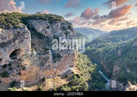 Serrania di Cuenca, fiume Jucar e Villalba taglio visto dal punto di vista di Ventano del Diablo, Spagna Foto Stock