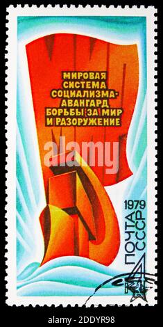MOSCA, RUSSIA - 20 NOVEMBRE 2020: Francobollo stampato in Unione Sovietica mostra 'Peace' & Hammer & Sickle, Serie programma di Pace, circa 1979 Foto Stock