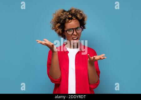 Confuso dubbio scioccato donna nera scrollando guardando la macchina fotografica. Gli studenti africani senza indizi sono stati sconcertati e non hanno fatto conoscenza di problemi ambigui Foto Stock