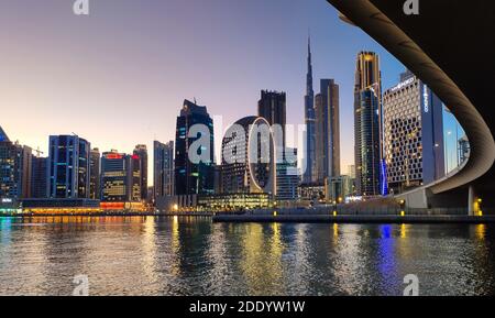 Dubai, Emirati Arabi Uniti - 19 ottobre 2020: Vista del centro di Dubai dal porto di Marasi nella Business Bay al tramonto in t Foto Stock