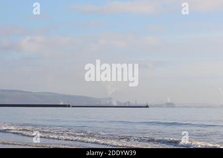 Una fotografia delle acciaierie di Port Talbot dalla spiaggia di Swansea Bay in una giornata fredda e limpida Foto Stock