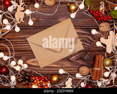 Xmas fatto da lettere di legno. Garland su un vecchio sfondo di legno Foto Stock