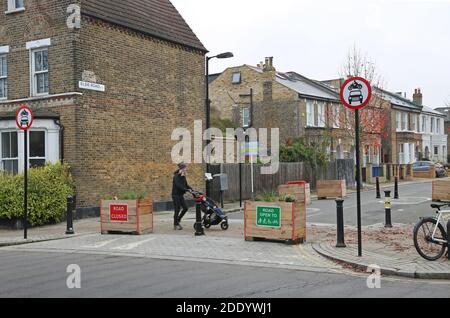 Chiusura di strada a Derwent Grove, East Dulwich, Londra, Regno Unito. Parte del controverso schema StreetSpace di Southwark per strade residenziali più sicure, 2020. Foto Stock