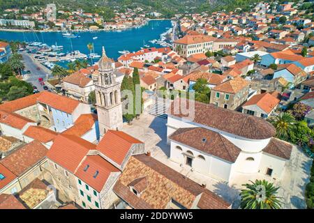 Isola di Korcula. Città di vela Luka chiesa torre e tetti vista aerea, arcipelago della Dalmazia meridionale, Croazia Foto Stock