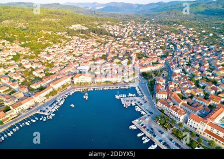 Korcula. Città di vela Luka sul lungomare di Korcula vista aerea, arcipelago della Dalmazia meridionale, Croazia Foto Stock