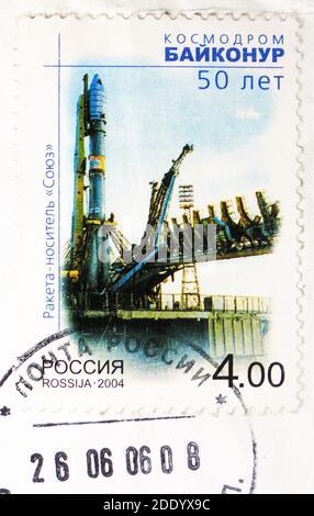 MOSCA, RUSSIA - 20 NOVEMBRE 2020: Francobollo stampato in Russia mostra 'Soyuz' Booster, 50 ° anniversario di Cosmodrome Baikonur serie, circa 2004 Foto Stock