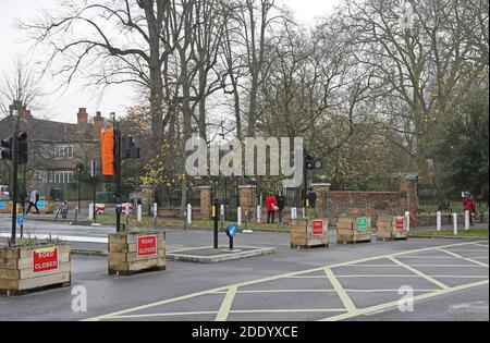 Chiusura della strada - incrocio tra Dulwich Village e Calton Avenue, Londra, Regno Unito. Parte dello schema StreetSpace di Southwark per strade residenziali più sicure, 2020. Foto Stock