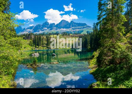 Lago di Carezza (Lago di Carezza Lago di Carezza) con il monte Latemar, Provincia Autonoma di Bolzano Alto Adige - Italia Il paesaggio del lago di Carezza o Karersee e Dolomiti Foto Stock