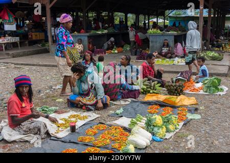 Mercato di un grande mercato alla periferia di Wamena, Papua occidentale, Indonesia Foto Stock
