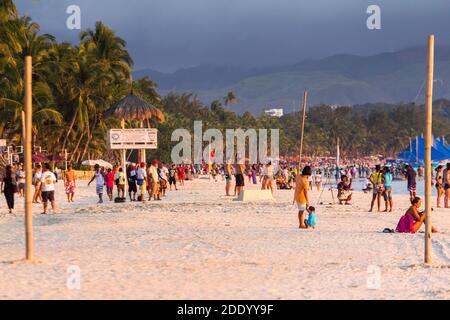 Beachgoers e turisti durante il tardo pomeriggio a Boracay Island, Filippine Foto Stock