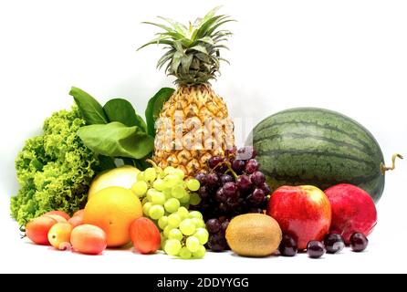 Composizione con frutta e verdura isolata su fondo bianco Foto Stock