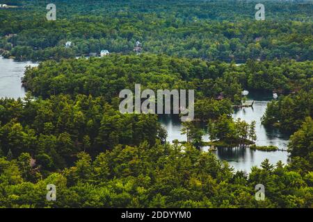 Paesaggio dell'arcipelago delle Thousand Islands, fiume San Lorenzo, lungo il confine settentrionale tra gli Stati Uniti e il Canada, qui vicino a Ganan Foto Stock