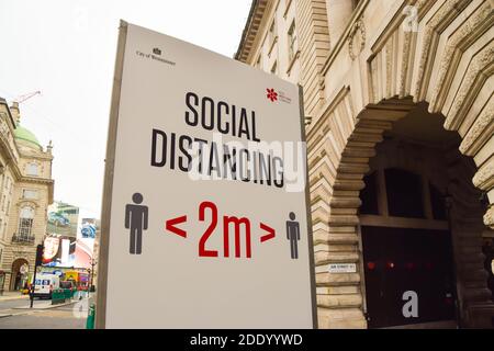 Dettaglio di un cartello di allontanamento sociale su Regent Street, Londra Foto Stock