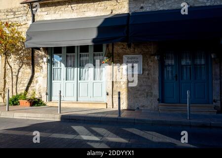 22 aprile 2019, Limassol, Cipro. Vuota e tranquilla strada della città vecchia. Foto Stock